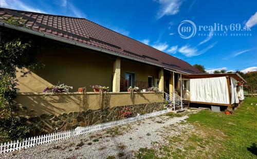 BRZOTÍN - MODERNE ZREKONŠTRUOVANÝ 4 IZBOVÝ GAZDOVSKÝ DOM