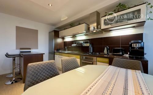 REZERVOVANÉ - NOVÁ CENA - FURČA - BUZULUCKÁ PEKNÝ 3 IZBOVÝ BYT PO REKONŠTRUKCII 69 M2,  LODŽIA.