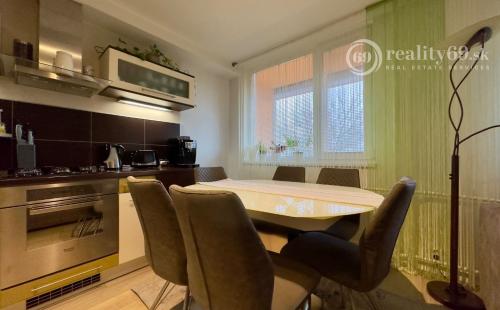 REZERVOVANÉ - NOVÁ CENA - FURČA - BUZULUCKÁ PEKNÝ 3 IZBOVÝ BYT PO REKONŠTRUKCII 69 M2,  LODŽIA.