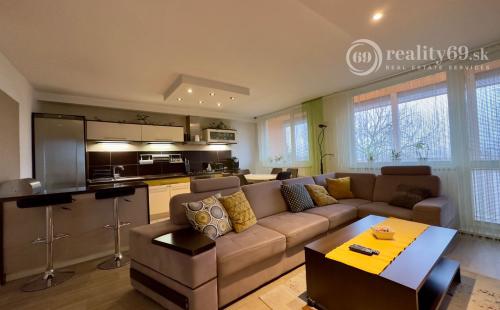 REZERVOVANÉ - NOVÁ CENA - FURČA - BUZULUCKÁ PEKNÝ 3 IZBOVÝ BYT PO REKONŠTRUKCII 69 M2,  LODŽIA.