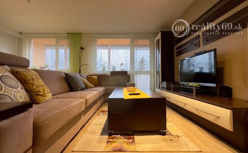 REZERVOVANÉ - NOVÁ CENA - FURČA - BUZULUCKÁ PEKNÝ 3 IZBOVÝ BYT PO REKONŠTRUKCII 69 M2,  LODŽIA.