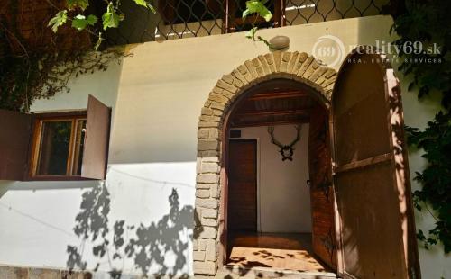 KRÁĽOVSKÝ CHLMEC - CHATA S VINNOU PIVNICOU A UDRŽIAVANOU VINICOU.