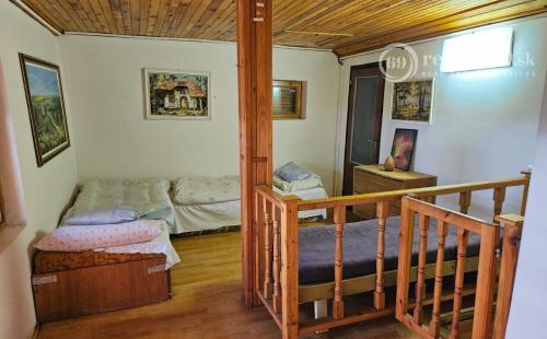 KRÁĽOVSKÝ CHLMEC - CHATA S VINNOU PIVNICOU A UDRŽIAVANOU VINICOU.