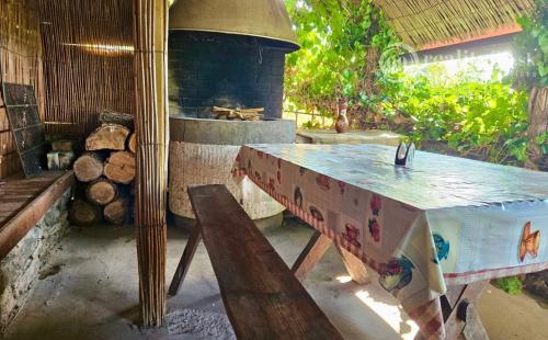 KRÁĽOVSKÝ CHLMEC - CHATA S VINNOU PIVNICOU A UDRŽIAVANOU VINICOU.