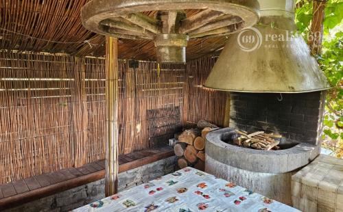 KRÁĽOVSKÝ CHLMEC - CHATA S VINNOU PIVNICOU A UDRŽIAVANOU VINICOU.