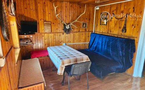 KRÁĽOVSKÝ CHLMEC - CHATA S VINNOU PIVNICOU A UDRŽIAVANOU VINICOU.