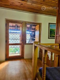 KRÁĽOVSKÝ CHLMEC - CHATA S VINNOU PIVNICOU A UDRŽIAVANOU VINICOU.