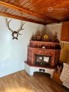 KRÁĽOVSKÝ CHLMEC - CHATA S VINNOU PIVNICOU A UDRŽIAVANOU VINICOU.