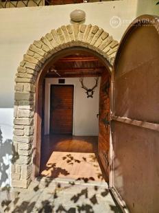 KRÁĽOVSKÝ CHLMEC - CHATA S VINNOU PIVNICOU A UDRŽIAVANOU VINICOU.