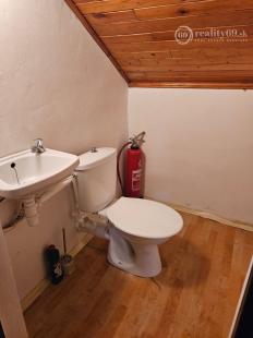 KRÁĽOVSKÝ CHLMEC - CHATA S VINNOU PIVNICOU A UDRŽIAVANOU VINICOU.