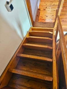 KRÁĽOVSKÝ CHLMEC - CHATA S VINNOU PIVNICOU A UDRŽIAVANOU VINICOU.