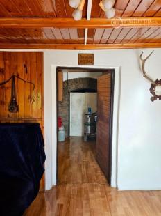 KRÁĽOVSKÝ CHLMEC - CHATA S VINNOU PIVNICOU A UDRŽIAVANOU VINICOU.