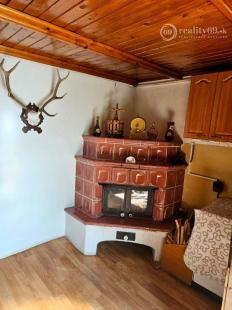 KRÁĽOVSKÝ CHLMEC - CHATA S VINNOU PIVNICOU A UDRŽIAVANOU VINICOU.