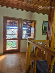 KRÁĽOVSKÝ CHLMEC - CHATA S VINNOU PIVNICOU A UDRŽIAVANOU VINICOU.