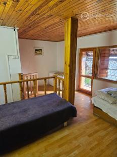 KRÁĽOVSKÝ CHLMEC - CHATA S VINNOU PIVNICOU A UDRŽIAVANOU VINICOU.