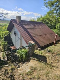 KRÁĽOVSKÝ CHLMEC - CHATA S VINNOU PIVNICOU A UDRŽIAVANOU VINICOU.
