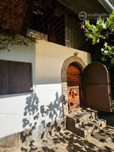 KRÁĽOVSKÝ CHLMEC - CHATA S VINNOU PIVNICOU A UDRŽIAVANOU VINICOU.