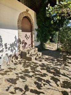 KRÁĽOVSKÝ CHLMEC - CHATA S VINNOU PIVNICOU A UDRŽIAVANOU VINICOU.