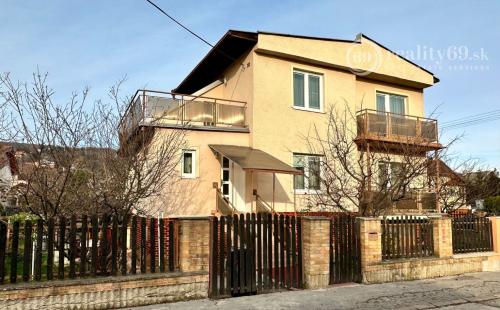 SEVER - ČERMEĽ - DOBŠINSKÉHO 5 IZBOVÝ POSCHODOVÝ RODINNÝ DOM NA VÝBORNOM MIESTE.