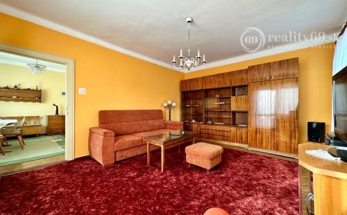 SEVER - ČERMEĽ - DOBŠINSKÉHO 5 IZBOVÝ POSCHODOVÝ RODINNÝ DOM NA VÝBORNOM MIESTE.