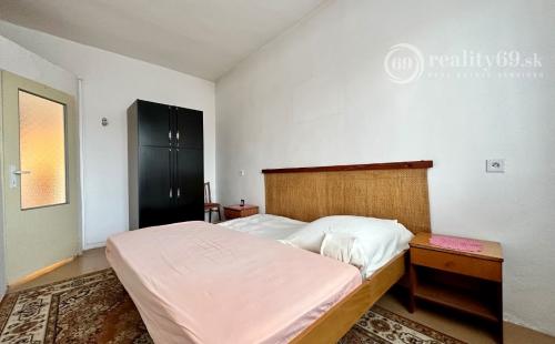 SEVER - ČERMEĽ - DOBŠINSKÉHO 5 IZBOVÝ POSCHODOVÝ RODINNÝ DOM NA VÝBORNOM MIESTE.