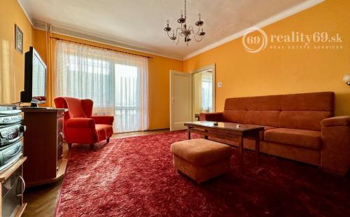 SEVER - ČERMEĽ - DOBŠINSKÉHO 5 IZBOVÝ POSCHODOVÝ RODINNÝ DOM NA VÝBORNOM MIESTE.