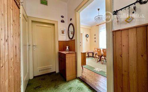 SEVER - ČERMEĽ - DOBŠINSKÉHO 5 IZBOVÝ POSCHODOVÝ RODINNÝ DOM NA VÝBORNOM MIESTE.