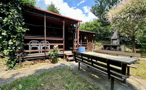 VYŠNÁ HUTKA -  DREVENÁ CHATA S KUCHYNKOU, TERASA, SKLAD, UPRAVENÝ POZEMOK.