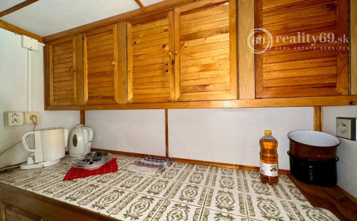 VYŠNÁ HUTKA -  DREVENÁ CHATA S KUCHYNKOU, TERASA, SKLAD, UPRAVENÝ POZEMOK.