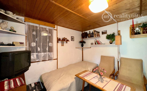 VYŠNÁ HUTKA -  DREVENÁ CHATA S KUCHYNKOU, TERASA, SKLAD, UPRAVENÝ POZEMOK.