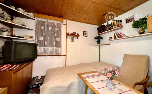 VYŠNÁ HUTKA -  DREVENÁ CHATA S KUCHYNKOU, TERASA, SKLAD, UPRAVENÝ POZEMOK.