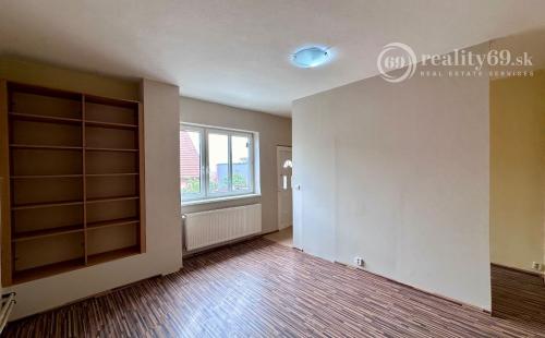 JUH - BLESKOVÁ POSCHODOVÝ RDV TOP LOKALITE BÝVANIE - PODNIKANIE.