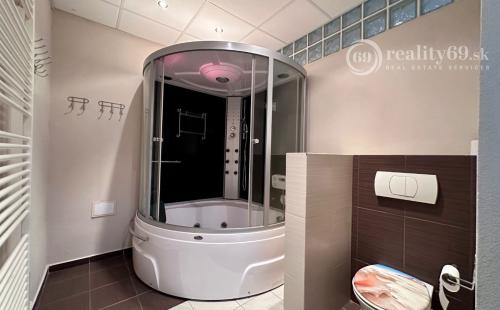 JUH - BLESKOVÁ POSCHODOVÝ RDV TOP LOKALITE BÝVANIE - PODNIKANIE.