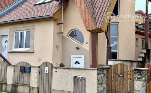 JUH - BLESKOVÁ POSCHODOVÝ RDV TOP LOKALITE BÝVANIE - PODNIKANIE.