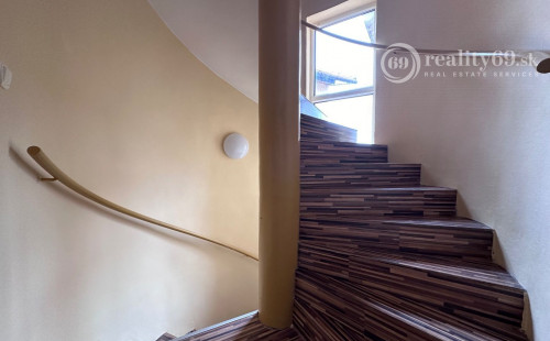 JUH - BLESKOVÁ POSCHODOVÝ RDV TOP LOKALITE BÝVANIE - PODNIKANIE.