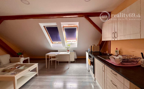 JUH - BLESKOVÁ POSCHODOVÝ RDV TOP LOKALITE BÝVANIE - PODNIKANIE.