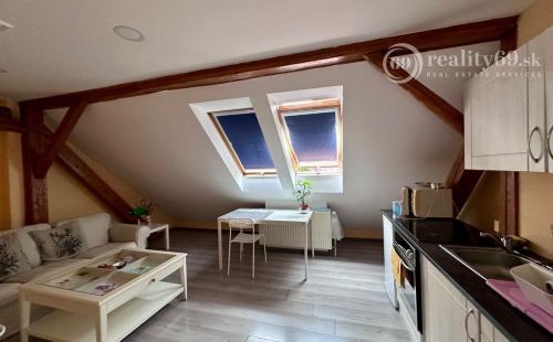 JUH - BLESKOVÁ POSCHODOVÝ RDV TOP LOKALITE BÝVANIE - PODNIKANIE.