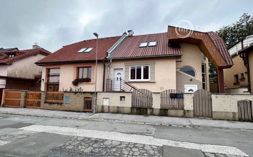 JUH - BLESKOVÁ POSCHODOVÝ RDV TOP LOKALITE BÝVANIE - PODNIKANIE.