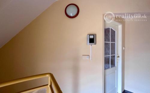 JUH - BLESKOVÁ POSCHODOVÝ RDV TOP LOKALITE BÝVANIE - PODNIKANIE.