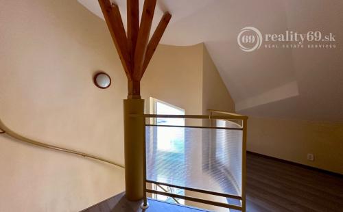 JUH - BLESKOVÁ POSCHODOVÝ RDV TOP LOKALITE BÝVANIE - PODNIKANIE.