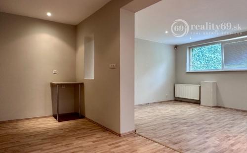 JUH - BLESKOVÁ POSCHODOVÝ RDV TOP LOKALITE BÝVANIE - PODNIKANIE.