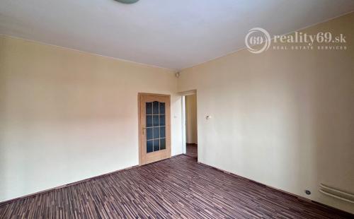 JUH - BLESKOVÁ POSCHODOVÝ RDV TOP LOKALITE BÝVANIE - PODNIKANIE.