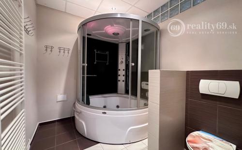 JUH - BLESKOVÁ POSCHODOVÝ RDV TOP LOKALITE BÝVANIE - PODNIKANIE.