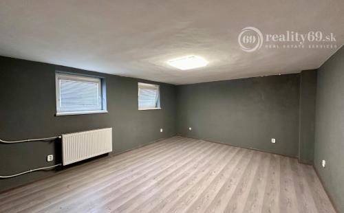 JUH - BLESKOVÁ POSCHODOVÝ RDV TOP LOKALITE BÝVANIE - PODNIKANIE.