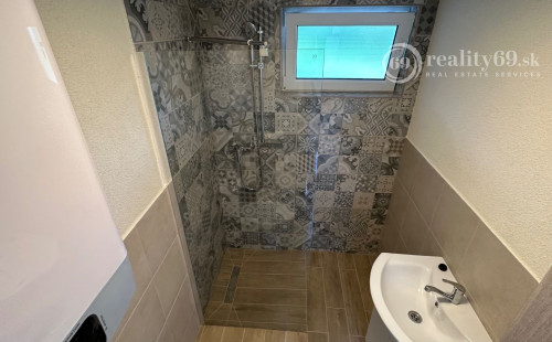 MAĎARSKO - JAZERO RAKACA - MUROVANÁ CHATA - PRI JAZERE S TERASOU.