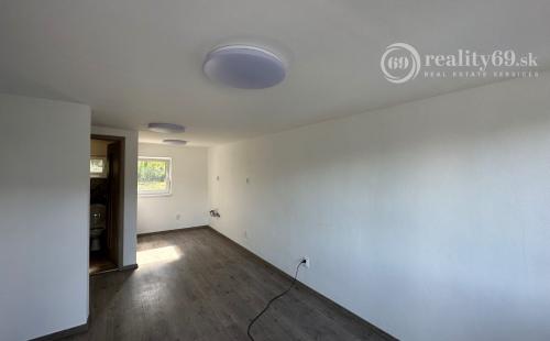 MAĎARSKO - JAZERO RAKACA - MUROVANÁ CHATA - PRI JAZERE S TERASOU.