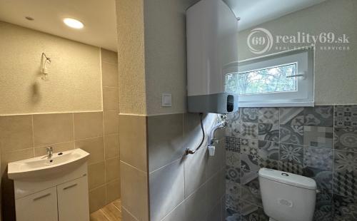 MAĎARSKO - JAZERO RAKACA - MUROVANÁ CHATA - PRI JAZERE S TERASOU.