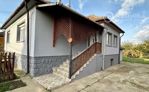 MAĎARSKO - ENCS TROJIZBOVÝ DOM  PO KOMPLETNEJ REKONŠTRUKCII 100 M2 A PEKNÝM POZEMKOM.