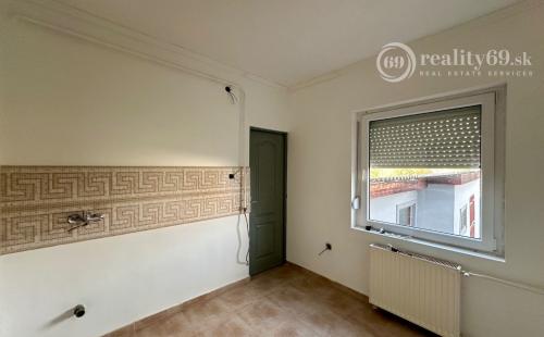 MAĎARSKO - ENCS TROJIZBOVÝ DOM  PO KOMPLETNEJ REKONŠTRUKCII 100 M2 A PEKNÝM POZEMKOM.