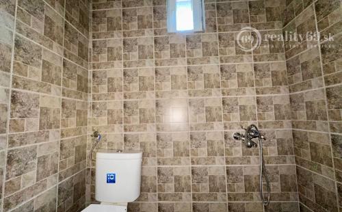 MAĎARSKO - ENCS TROJIZBOVÝ DOM  PO KOMPLETNEJ REKONŠTRUKCII 100 M2 A PEKNÝM POZEMKOM.